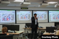 Percipient.ai公司联合创办人、退役准将阿亚尔2017年8月2日在国防情报局创新中枢介绍公司产品。（图片由国防情报局提供）