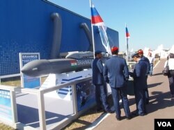 今年莫斯科航展上的印度軍人，以及俄印聯合研製的博拉莫斯巡航導彈。（美國之音白樺拍攝）