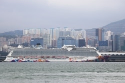 停泊在香港启德游轮码头的世界梦号游轮。台湾当局为防范新冠病毒感染拒绝让该游轮驶入高雄港。（2020年2月5日）