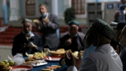 新疆和田加滿清真寺的一名伊瑪目在齋月期間帶領維吾爾信眾祈禱。 （2021年4月29日）