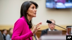 美国常驻联合国大使黑利2017年6月28日在国会众议院外交委员会上作证。