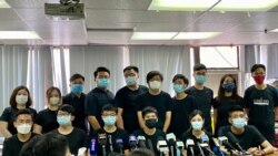 去年7月中參與民主派35+初選的抗爭派區議員及社運人士，1月6日被警方以國安法拘捕， 他們1月7日陸續獲准保釋，暫時未有人被正式起訴。(美國之音湯惠芸)