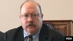 美国国际评估与战略中心亚洲军事事务资深研究员费舍尔2019年4月16日参加国会山座谈会（美国之音锺辰芳拍摄）