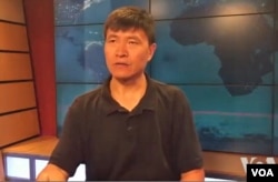 周鋒鎖接受美國之音採訪