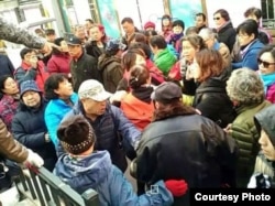 北京的野靖环（橘黄衣）在居委会附近被大批人围堵（网络图片）