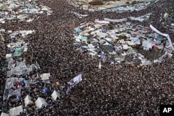 數以十萬計的反政府示威者星期五聚集在開羅的解放廣場