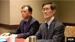 嚴家其和紀念胡耀邦趙紫陽基金會會長李進進 (攝影﹕美國之音方冰)