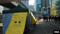 香港雨傘運動3個主要佔領區被清場後，仍有約100名佔領人士在金鐘政府總部的行人路上紥營留守（美國之音 湯惠芸攝）