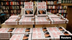 迈克尔·沃尔夫的新书《火与怒：川普白宫内幕》在纽约一家书店销售。（2018年1月5日）