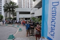 香港選民排隊為泛民主派立法會選舉初選投票。（2020年7月11日）