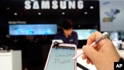 资料照片：台北市一家三星职能手机的销售商店（2013年4月10日）