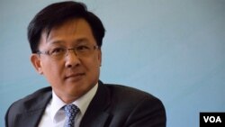 建制派屯門區議員、任職律師的何君堯。（美國之音湯惠芸攝）