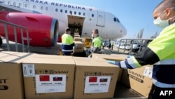 中國出口的新冠病毒檢測盒和其他醫療產品抵達斯洛伐克。（2020年3月19日）