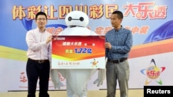 資料照：一名彩票中獎者在中國四川成都舉行的領獎儀式上裝扮成充氣機器人大白領取1.72億元人民幣的彩票金。（2015年4月16日）