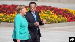 中國總理李克強與德國總理默克爾在北京人大會堂前出席歡迎儀式。（2019年9月6日）