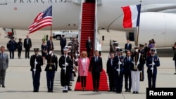 2018年4月23日，法國總統馬克龍和夫人抵達美國馬里蘭州的安德魯斯聯合基地