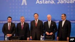 2017年1月24日，土耳其、俄羅斯、哈薩克斯坦、聯合國以及伊朗代表在敘利亞問題阿斯塔納和談最後聲明發表後合影。