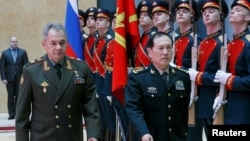 俄羅斯國防部長紹伊古和中國國防部長魏鳳和2018年4月3日在莫斯科舉行會談前檢閱儀仗隊。