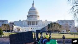 发生冲击事件后的国会山的第二天早晨，国民警卫队员守卫在国会大厦外。(2021年1月7日)