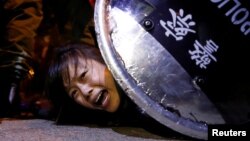 一名香港反送中抗議者被香港防暴警察壓倒在地。（2019年9月2日）