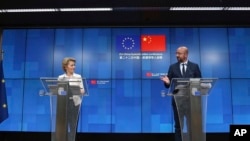 歐洲理事會主席米歇爾(右)與歐盟委員會主席馮德萊恩在與中國領導人舉行了視頻峰會後在布魯塞爾舉行記者會。(2020年6月22日)