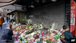 民眾在受襲的一家餐廳外擺放鮮花悼念