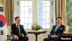 正在美國訪問的南韓總統尹錫悅（右）週三（2023年4月26日）在華盛頓會見了特斯拉首席執行長埃隆·馬斯克（Elon Musk）（路透社轉發）