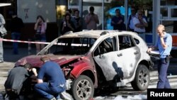 調查人員在對汽車爆炸事件進行調查（2016年7月20日）