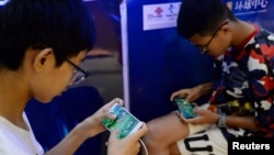 中國河北邯鄲的一個商場裡孩子們在玩騰訊電遊“王者榮耀”。（2018年8月5日）