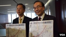 香港公民黨黨魁梁家傑(右)與立法會議員郭家麒公佈，公民黨建議港府開徵即日陸路離境稅，增加水貨客或者從事走私活動的成本。(美國之音 湯惠芸攝)