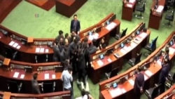 青年新政兩議員再闖立法會大會宣誓不果