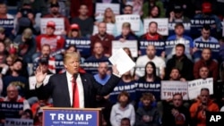 共和党总统参选人川普星期天在印第安纳州韦恩堡的竞选集会上讲话。（2016年5月1日）