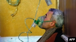 2018年1月22日，在敘利亞首都大馬士革郊外，一名敘利亞男子在臨時醫院佩戴氧氣面罩，後者據報氣體襲擊了位於叛軍控制的被圍困城鎮杜馬。