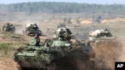 白俄羅斯的軍車在一個未公開的地方進行軍事演習(2017年9月11日)
