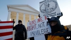 擁護槍支權利人在維吉尼亞里士滿州議會大廈前示威。(2020年1月20日) 