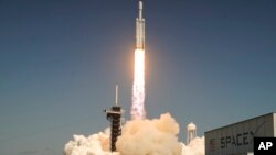 Ракета SpaceX Falcon Heavy с космическим аппаратом НАСА, направляющимся к Юпитеру, поднимается с площадки 39A в Космическом центре имени Кеннеди в понедельник, 14 октября 2024 года, на мысе Канаверал, штат Флорида (AP Photo/John Raoux)