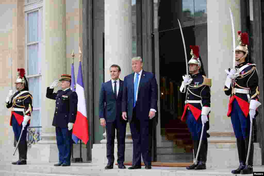 2017年7月13日，法国总统马克龙在爱丽舍宫门口迎接美国总统川普。川普6月26日接受了法国总统马克龙的邀请，表示&ldquo;期待重申美国与法国的坚固友谊&rdquo;。 7月14日川普和夫人梅拉尼娅将出席法国国庆游行，这次游行将有法国和美国的军人参加。