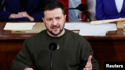 ປະ​ທາ​ນາ​ທິ​ບໍ​ດີ ຢູ​ເຄ​ຣນ ທ່ານ ໂວ​ໂລ​ດີ​ເມຍ ເຊ​ເລັ​ນ​ສ​ກີ ກ່າວ​ຄຳ​ປາ​ໄສ​ໃນ​ກອງ​ປະ​ຊຸມ​ຮ່ວມ​ຂອງ​ລັດ​ຖະ​ສະ​ພາ ສະ​ຫະ​ລັດ ໃນ​ຫ້ອງ​ປະ​ຊຸມ​ຂອງ​ສະ​ພາ​ຕ່ຳ, ຫໍ​ລັດ​ຖະ​ສະ​ພາ ສະ​ຫະ​ລັດ, ນະ​ຄອນຫຼວງ ວໍ​ຊິງ​ຕັນ, 21 ທັນ​ວາ 2022. 