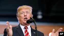 川普抵達亞利桑那州鳳凰城會議中心（2017年8月22日）