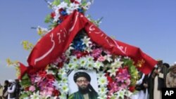 阿富汗官員和其他哀悼者出席遇刺的前塔利班官員、阿富汗高級和平理事會成員阿爾薩拉•拉馬尼的葬禮