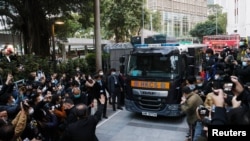 被控非法集結案的黎智英乘坐監獄汽車抵達香港終審法院。 （2020年12月31日）