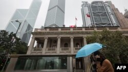 资料照：一个行人走过香港终审法院大楼。（2018年1月6日）