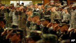 美國和菲律賓星期一開始舉行15年來最大規模的聯合軍事演習開幕儀式中互行軍禮。