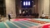祷告毯横铺在十字形教堂大殿的耳堂，位于圣坛侧面。这样，礼拜者能够面朝麦加所在的方向，但又不会看见基督教的象征。（美国之音索科洛夫斯基拍摄）