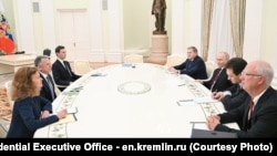 美国总统特朗普的特使威特科夫及其女婿库什纳与俄罗斯总统普京、他的特使德米特里耶夫和外交政策顾问乌沙科夫在莫斯科克里姆林宫举行会晤。(2025年12月2日)