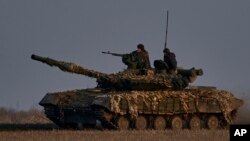 烏克蘭士兵在巴赫穆特前線駕駛坦克。（2023年3月22日）