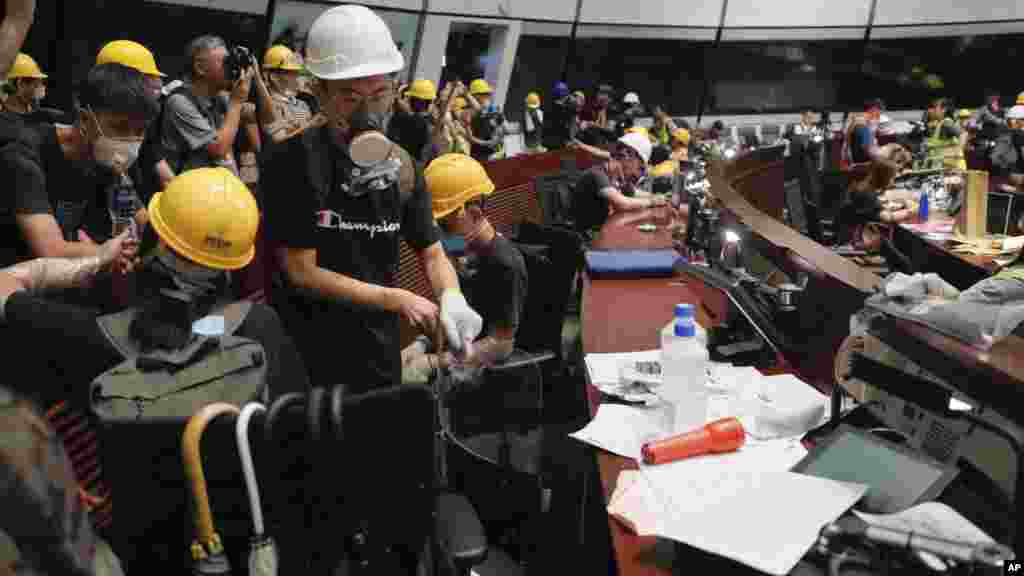 示威者佔據了香港立法會議事廳。