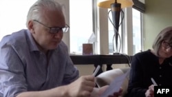 这张由维基解密 X 页面提供的截图显示，2024年6月24日，维基解密创始人朱利安·阿桑奇在伦敦。