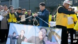 ​ຜູ້​ໂຕນ​ໜີ​ອອກ​ຈາກ ເກົາຫຼີ​ເໜືອ ທ້າວ ພາກ ຊາງ ຮັກ ກະ​ກຽມ​ການ​ໂຮມ​ຊຸມ​ນຸມ​ເພື່ອ​ປ່ອຍ​ບາ​ລ​ລູນ​ບັນ​ຈຸ​ແຜ່ນ​ພັບ​ເຂົ້າ​ໄປ​ໃນ ເກົາຫຼີ​ເໜືອ ໃກ້​ກັບ​ຂົວ​ທ້ອນ​ໂຮມ​ຊາດ, ເກົາຫຼີ​ໃຕ້, 31 ຕຸ​ລາ 2024.(AP Photo/Lee Jin-man)