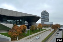 位于德国慕尼黑的宝马(BMW)公司总部四缸大厦以及宝马世界和宝马博物馆。(2024年10月20日)